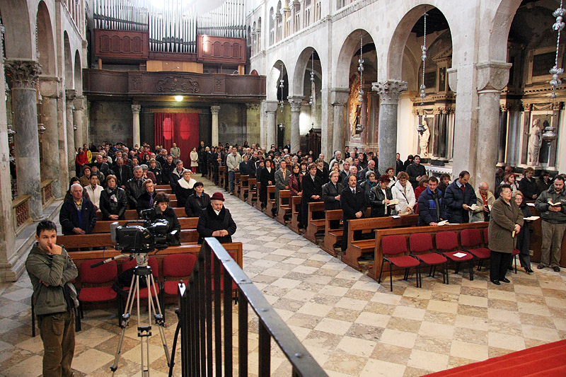 Polaganje vijenaca u more – pomorska skola