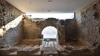 Han Maskovica izgradjen u 17. stoljecu i sluzio je u civilne svrhe kao svratiste, odmoriste i rezidencija. Objekt je izgradio Jusuf Maskovic, visoki dostojanstvenik na turskom dvoru, inace rodom iz Vrane ili iz Pakostana. Zapocet je u vrijeme izbijanja K Han Maskovica izgradjen u 17. stoljecu i sluzio je u civilne svrhe kao svratiste, odmoriste i rezidencija. Objekt je izgradio Jusuf Maskovic, visoki dostojanstvenik na turskom dvoru, inace rodom iz Vrane ili iz Pakostana. Zapocet je u vrijeme izbijanja K