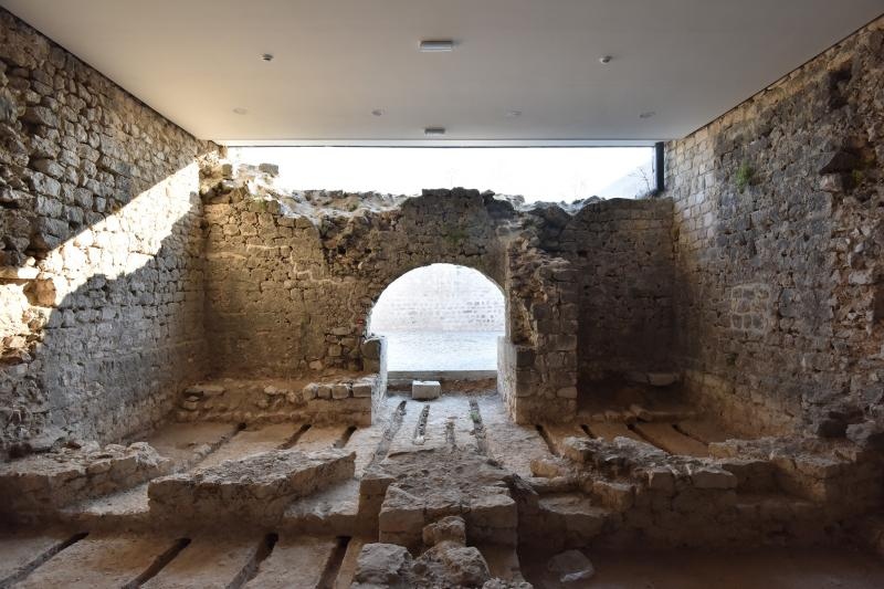 Han Maskovica izgradjen u 17. stoljecu i sluzio je u civilne svrhe kao svratiste, odmoriste i rezidencija. Objekt je izgradio Jusuf Maskovic, visoki dostojanstvenik na turskom dvoru, inace rodom iz Vrane ili iz Pakostana. Zapocet je u vrijeme izbijanja K Han Maskovica izgradjen u 17. stoljecu i sluzio je u civilne svrhe kao svratiste, odmoriste i rezidencija. Objekt je izgradio Jusuf Maskovic, visoki dostojanstvenik na turskom dvoru, inace rodom iz Vrane ili iz Pakostana. Zapocet je u vrijeme izbijanja K