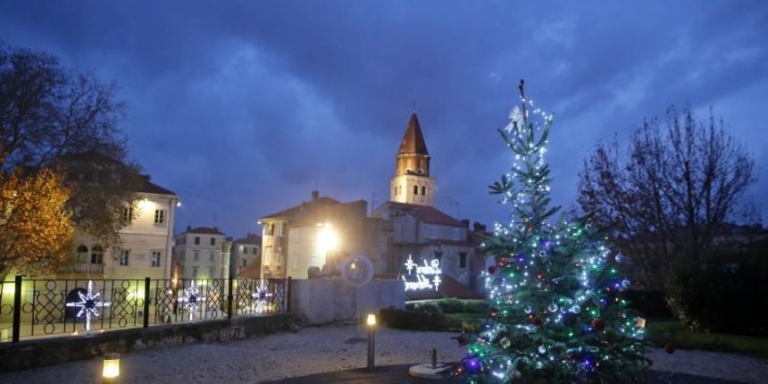 Adventsko uređenje perivoja Jelene Madijevke i trga Petra Zoranića, foto: Filip Brala/PIXSELL