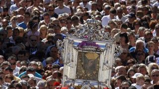 Slika Čudotvorne Gospe Sinjske u svečanoj procesiji ulicama Sinja, Foto: Tino Jurić/PIXSELL