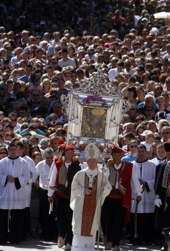 Slika Čudotvorne Gospe Sinjske u svečanoj procesiji ulicama Sinja, Foto: Tino Jurić/PIXSELL
