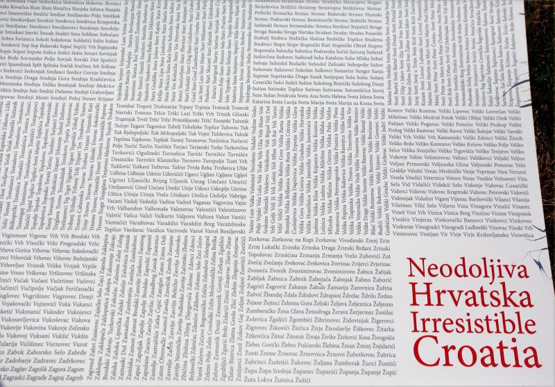 26.06.2013., Nin – Predstavljanje naslovnice, vizualnog identiteta i kreativnog tima najveceg kataloga na svijetu Neodoljiva Hrvatska, pored krunidbene crkve svetog Nikole u Ninu. Photo: Zeljko Mrsic/PIXSELL 26.06.2013., Nin – Predstavljanje naslovnice, vizualnog identiteta i kreativnog tima najveceg kataloga na svijetu Neodoljiva Hrvatska, pored krunidbene crkve svetog Nikole u Ninu. Photo: Zeljko Mrsic/PIXSELL