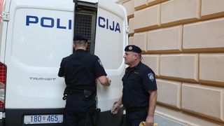 Privođenje muškarca osumnjičenog za bombaške napade na PU zadarsku Privođenje muškarca osumnjičenog za bombaške napade na PU zadarsku