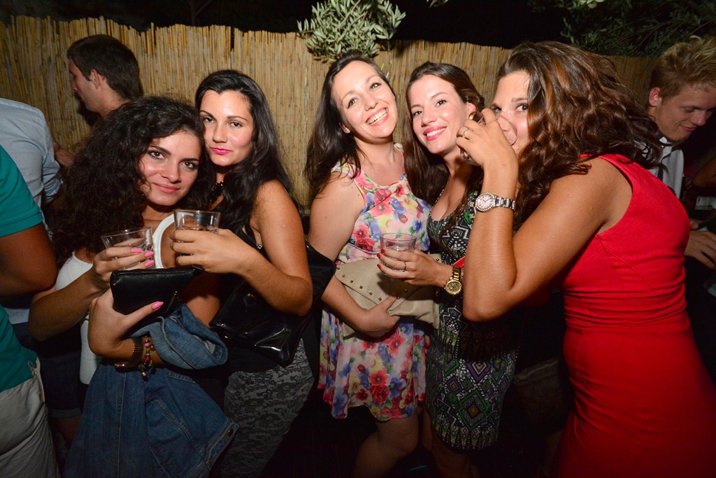 Subotnja zabava u Noštromo i Vagabundo barovima na Viru ; foto Iva Perinčić