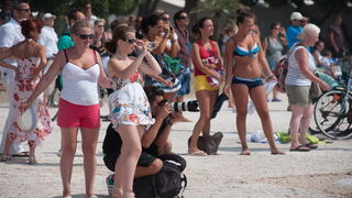 Zadar, 260812
Olujno nevrijeme sa jakim zapadnim vjetrom zahvatilo je u ranim popodnevnim satima zadarsko podrucje na radost brojnih turista i Zadrana koji su uzivali u prekrasnim prizorima, ali isto tako i na nesrecu mnogih nauticara kojima je ovakva olu