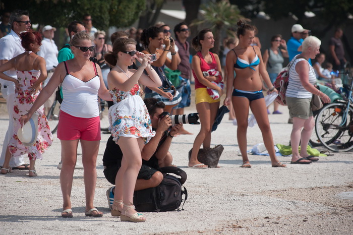 Zadar, 260812
Olujno nevrijeme sa jakim zapadnim vjetrom zahvatilo je u ranim popodnevnim satima zadarsko podrucje na radost brojnih turista i Zadrana koji su uzivali u prekrasnim prizorima, ali isto tako i na nesrecu mnogih nauticara kojima je ovakva olu