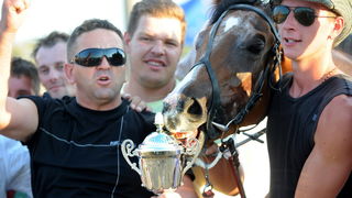 Zadar, 200811.
U Polaci na hipodromu Ravni kotari odrzane su 
14. medjunarodne galopske konjicke utrke. 
Na slici: kobila Nikolina pobijedila je u galpopskoj utrci Trialstaks Kup Ilirija 2011, na 1600 m. Kobila je u vlasnistvu Josipa Masle iz Brnaza kod S