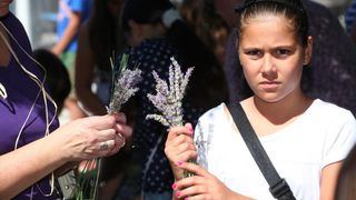 03.07.2013., Zadar – Na djecjem odjelu u dvoristu Gradske knjiznice Zadar djeca izradjuju strucke i jastucice od lavande. Radionicu vodi gospodja Jadranka Plantak. Photo: Zeljko Mrsic/PIXSELL 03.07.2013., Zadar – Na djecjem odjelu u dvoristu Gradske knjiznice Zadar djeca izradjuju strucke i jastucice od lavande. Radionicu vodi gospodja Jadranka Plantak. Photo: Zeljko Mrsic/PIXSELL
