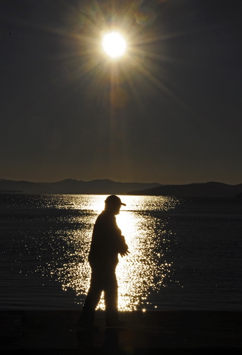 Vodice, 040111.
Djelomicna pomrcina Sunca pocela je oko 9 sati i 15 minuta.Pomrcina Sunca nastaje kada se Mjesec nadje tocno izmedju Zemlje i Sunca.
Foto: Marija Mihic / CROPIX