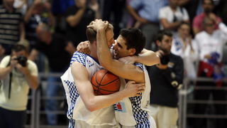 Zadar, 010610.
Dvorana Kresimir Cosic u Zadru. Druga finalna utakmica kosarkaskog prvenstva Hrvatske odigrana izmedju KK Zadar i KK Cibona.
Na slici: Slavlje igraca i navijaca Zadra.
Foto: Jure Miskovic / CROPIX Zadar, 010610.
Dvorana Kresimir Cosic u Zadru. Druga finalna utakmica kosarkaskog prvenstva Hrvatske odigrana izmedju KK Zadar i KK Cibona.
Na slici: Slavlje igraca i navijaca Zadra.
Foto: Jure Miskovic / CROPIX