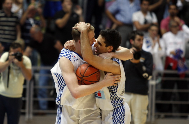 Zadar, 010610.
Dvorana Kresimir Cosic u Zadru. Druga finalna utakmica kosarkaskog prvenstva Hrvatske odigrana izmedju KK Zadar i KK Cibona.
Na slici: Slavlje igraca i navijaca Zadra.
Foto: Jure Miskovic / CROPIX Zadar, 010610.
Dvorana Kresimir Cosic u Zadru. Druga finalna utakmica kosarkaskog prvenstva Hrvatske odigrana izmedju KK Zadar i KK Cibona.
Na slici: Slavlje igraca i navijaca Zadra.
Foto: Jure Miskovic / CROPIX