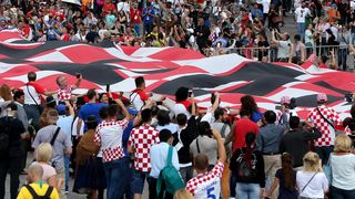Hrvatski navijači u centru Moskve razvili divovsku zastavu Hrvatski navijači u centru Moskve razvili divovsku zastavu