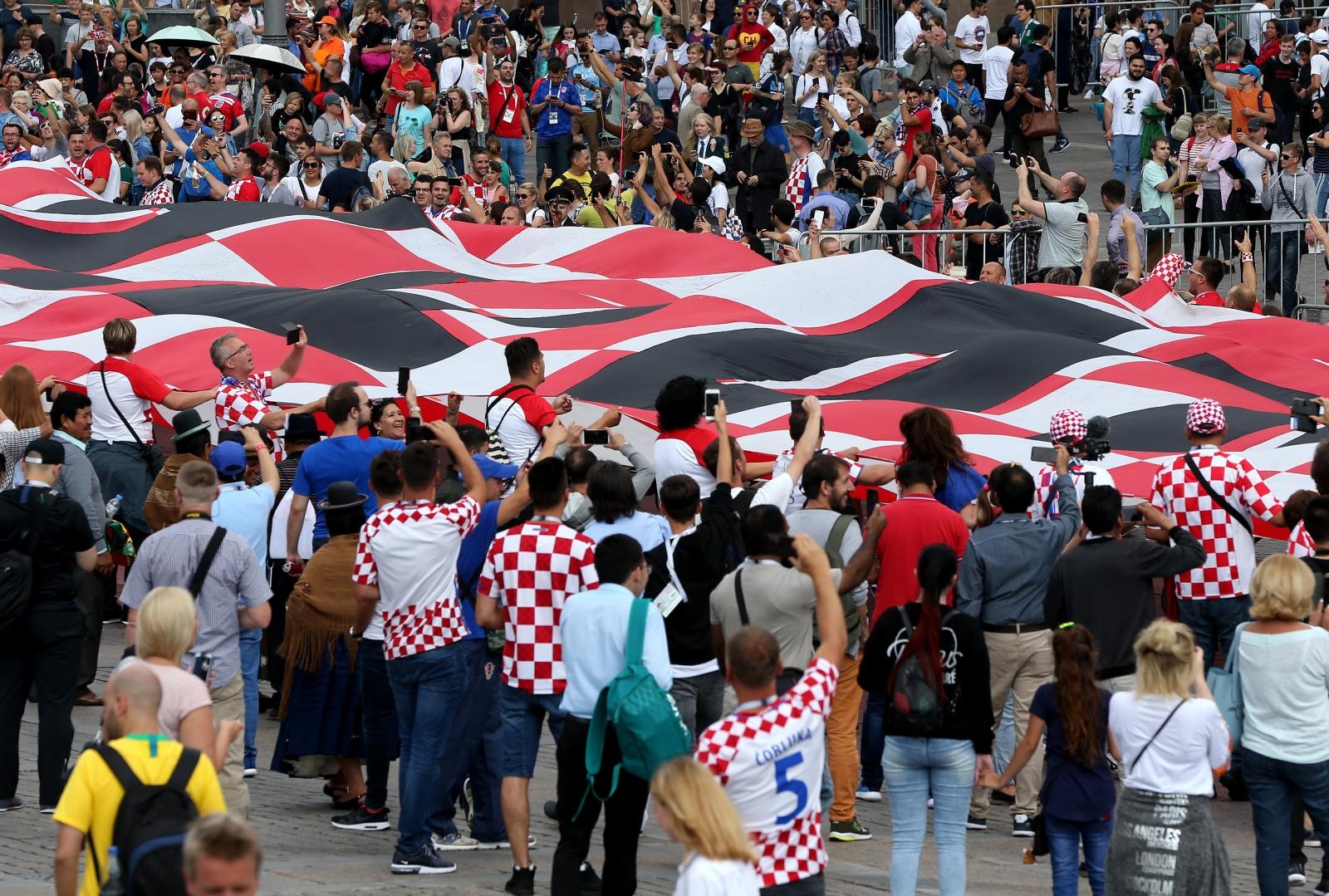 Hrvatski navijači u centru Moskve razvili divovsku zastavu Hrvatski navijači u centru Moskve razvili divovsku zastavu