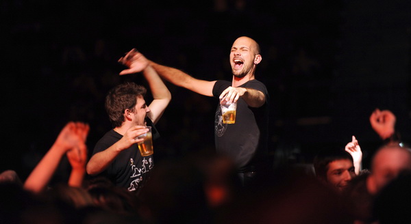 Split, 021009.
Spaladium Arena.
Koncert “Adio lito” na kojem nastupaju Hladno pivo, Fon Biskich, Damir Urban, Marijan Ban i Psihomodo Pop.
Na fotografiji: publika.
Foto: Josko Ponos / CROPIX Split, 021009.
Spaladium Arena.
Koncert “Adio lito” na kojem nastupaju Hladno pivo, Fon Biskich, Damir Urban, Marijan Ban i Psihomodo Pop.
Na fotografiji: publika.
Foto: Josko Ponos / CROPIX