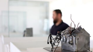 Slavonski Brod 16042013.
Slobodni umjetnik Tihomir Sarajcic izlozio je 12 skulptura scena iz pripovjetke Cudnovate zgode segrta Hlapica povodom Dana Ivane Brlic Mazuranic.Skulpture su napravljene od savijanjem i zavarivanjem zeljeza i to postupkom TIG.
Na