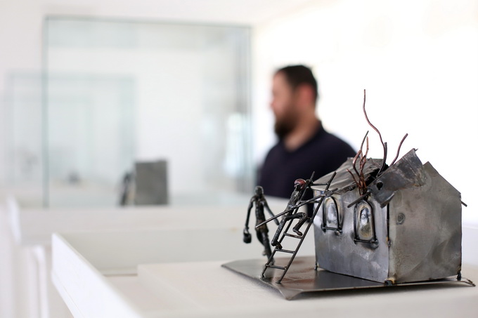 Slavonski Brod 16042013.
Slobodni umjetnik Tihomir Sarajcic izlozio je 12 skulptura scena iz pripovjetke Cudnovate zgode segrta Hlapica povodom Dana Ivane Brlic Mazuranic.Skulpture su napravljene od savijanjem i zavarivanjem zeljeza i to postupkom TIG.
Na