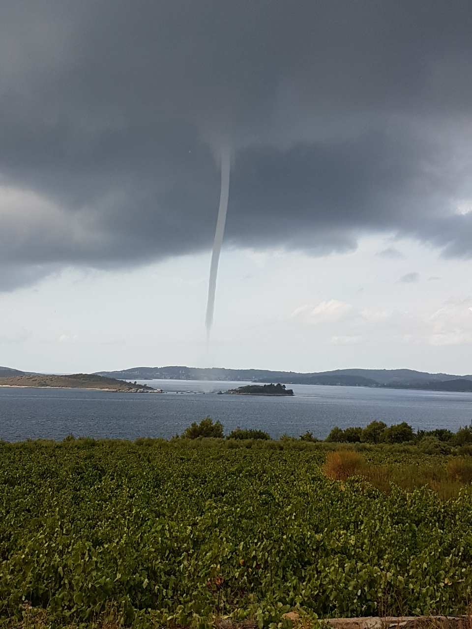 Dramatične fotografije nastale u trenutku kada je pijavica ‘poharala’ Orebić Dramatične fotografije nastale u trenutku kada je pijavica ‘poharala’ Orebić