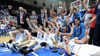 Zagreb, 100610.
Savska cesta 30, kosarkaski centar Drazen Petrovic, seniori, susret KK Cibona i KK Zadar, 5. odlucujuca utakmica za naslov prvaka Hrvatske.
Na slici: Cibona prvak Hrvatske.
Foto: Damir Krajac / CROPIX Zagreb, 100610.
Savska cesta 30, kosarkaski centar Drazen Petrovic, seniori, susret KK Cibona i KK Zadar, 5. odlucujuca utakmica za naslov prvaka Hrvatske.
Na slici: Cibona prvak Hrvatske.
Foto: Damir Krajac / CROPIX