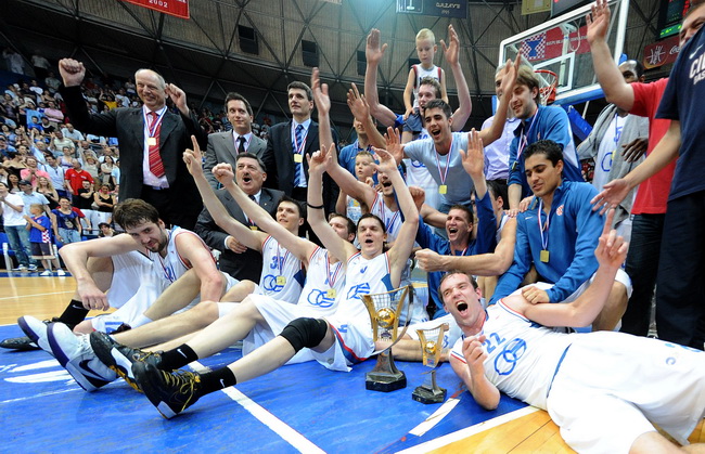 Zagreb, 100610.
Savska cesta 30, kosarkaski centar Drazen Petrovic, seniori, susret KK Cibona i KK Zadar, 5. odlucujuca utakmica za naslov prvaka Hrvatske.
Na slici: Cibona prvak Hrvatske.
Foto: Damir Krajac / CROPIX Zagreb, 100610.
Savska cesta 30, kosarkaski centar Drazen Petrovic, seniori, susret KK Cibona i KK Zadar, 5. odlucujuca utakmica za naslov prvaka Hrvatske.
Na slici: Cibona prvak Hrvatske.
Foto: Damir Krajac / CROPIX