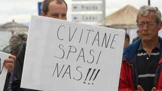 Ispred zgrade Općine Vir održan je prosvjed mještana i udruge Vir bez podjela na kojem su okupljeni izrazili svoje nezadovoljstvo politikom aktualne vlasti.  Photo: Dino Stanin/PIXSELL