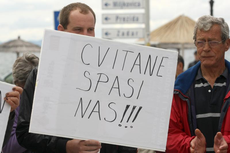 Ispred zgrade Općine Vir održan je prosvjed mještana i udruge Vir bez podjela na kojem su okupljeni izrazili svoje nezadovoljstvo politikom aktualne vlasti.  Photo: Dino Stanin/PIXSELL