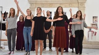 U lozi Narodnog muzeja otvorena je izlozba plakata, fotografija i kostima Zadarskog plesnog ansambla, najstarijeg ansambla suvremenog plesa u Dalmaciji. Izlozba je vezana uz proslavu Dana obrane grada Zadra i 25. godisnjice od osnutka Zadarskog plesnog an