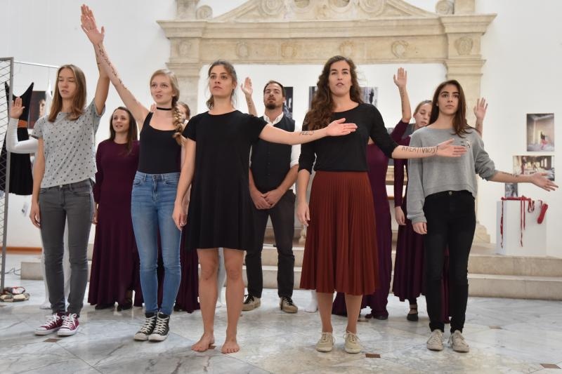 U lozi Narodnog muzeja otvorena je izlozba plakata, fotografija i kostima Zadarskog plesnog ansambla, najstarijeg ansambla suvremenog plesa u Dalmaciji. Izlozba je vezana uz proslavu Dana obrane grada Zadra i 25. godisnjice od osnutka Zadarskog plesnog an