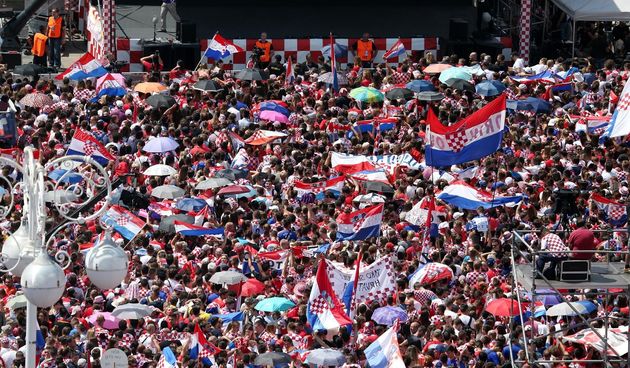 Luda atmosfera na Jelačićevom placu i pokrajnjim ulicama pred doček Vatrenih