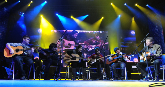 Skoplje, 240110.
Humanitarni koncert odrzan u Skoplju na kome su izvodjaci premijerno pjevali pjesme koje je komponirao Tose Proeski.
Na fotografiji: Kristijan Risteski.
Foto: Maja Zlatevska / CROPIX Skoplje, 240110.
Humanitarni koncert odrzan u Skoplju na kome su izvodjaci premijerno pjevali pjesme koje je komponirao Tose Proeski.
Na fotografiji: Kristijan Risteski.
Foto: Maja Zlatevska / CROPIX