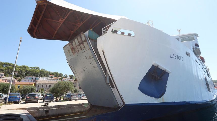 Trajekt Lastovo na vezu u Malom Lošinju Trajekt Lastovo na vezu u Malom Lošinju