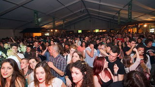 Zvuci klapske pjesme, riba na mnoštvo načina, sretna lica posjetitelja slika su ribljeg dana na prvom Jarun Piknik festivalu. Tomislav Bralić i klapa Intrade, Marijan Ban i Diktatori u Zagreb su donijeli dašak svježeg morskog zraka.