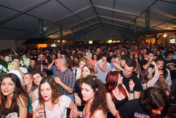 Zvuci klapske pjesme, riba na mnoštvo načina, sretna lica posjetitelja slika su ribljeg dana na prvom Jarun Piknik festivalu. Tomislav Bralić i klapa Intrade, Marijan Ban i Diktatori u Zagreb su donijeli dašak svježeg morskog zraka.