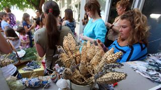 03.07.2013., Zadar – Na djecjem odjelu u dvoristu Gradske knjiznice Zadar djeca izradjuju strucke i jastucice od lavande. Radionicu vodi gospodja Jadranka Plantak. Photo: Zeljko Mrsic/PIXSELL 03.07.2013., Zadar – Na djecjem odjelu u dvoristu Gradske knjiznice Zadar djeca izradjuju strucke i jastucice od lavande. Radionicu vodi gospodja Jadranka Plantak. Photo: Zeljko Mrsic/PIXSELL