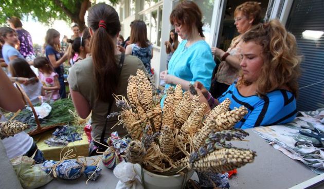 03.07.2013., Zadar – Na djecjem odjelu u dvoristu Gradske knjiznice Zadar djeca izradjuju strucke i jastucice od lavande. Radionicu vodi gospodja Jadranka Plantak. Photo: Zeljko Mrsic/PIXSELL