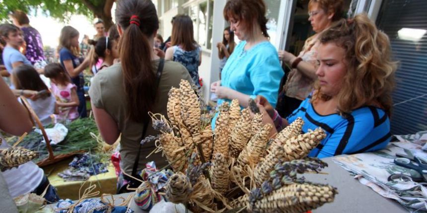 03.07.2013., Zadar – Na djecjem odjelu u dvoristu Gradske knjiznice Zadar djeca izradjuju strucke i jastucice od lavande. Radionicu vodi gospodja Jadranka Plantak. Photo: Zeljko Mrsic/PIXSELL 03.07.2013., Zadar – Na djecjem odjelu u dvoristu Gradske knjiznice Zadar djeca izradjuju strucke i jastucice od lavande. Radionicu vodi gospodja Jadranka Plantak. Photo: Zeljko Mrsic/PIXSELL