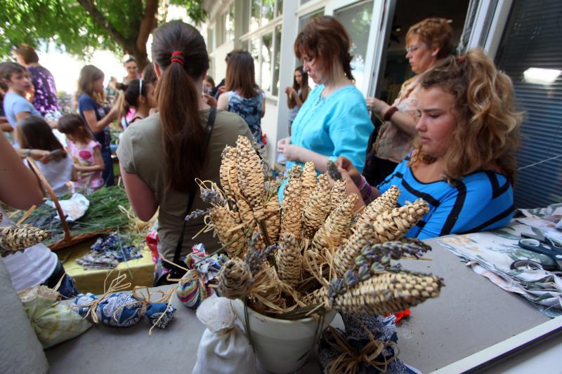 03.07.2013., Zadar – Na djecjem odjelu u dvoristu Gradske knjiznice Zadar djeca izradjuju strucke i jastucice od lavande. Radionicu vodi gospodja Jadranka Plantak. Photo: Zeljko Mrsic/PIXSELL 03.07.2013., Zadar – Na djecjem odjelu u dvoristu Gradske knjiznice Zadar djeca izradjuju strucke i jastucice od lavande. Radionicu vodi gospodja Jadranka Plantak. Photo: Zeljko Mrsic/PIXSELL