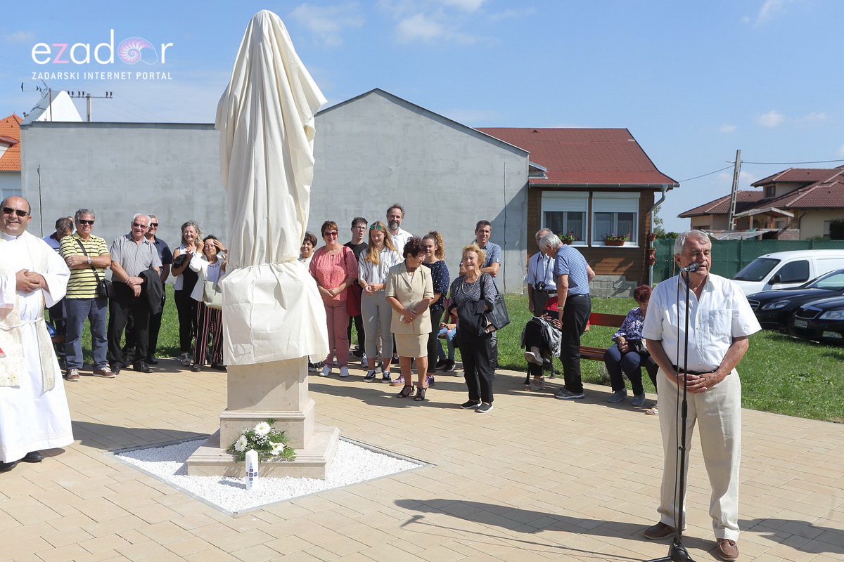 Bibinjci gradišćanskim Hrvatima darovali 1.82 metara visok kip sv. Roka Bibinjci gradišćanskim Hrvatima darovali 1.82 metara visok kip sv. Roka