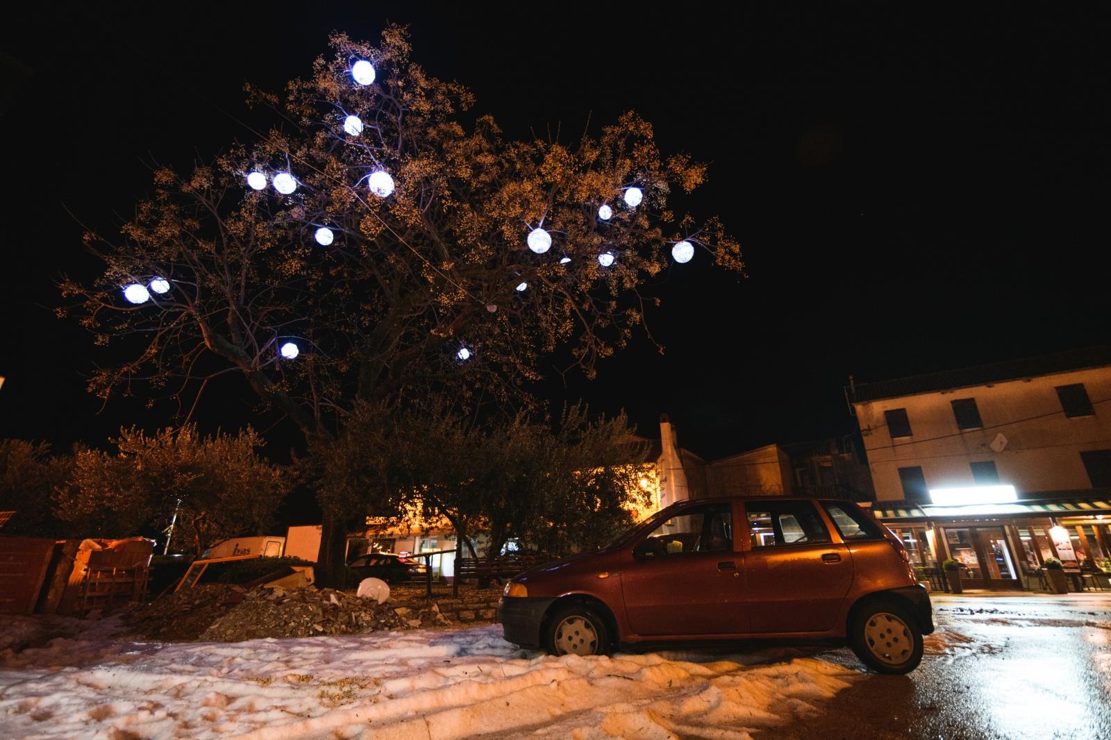 U Pakoštanima padala tuča više od 30 minuta i zabijelila cijelo mjesto U Pakoštanima padala tuča više od 30 minuta i zabijelila cijelo mjesto