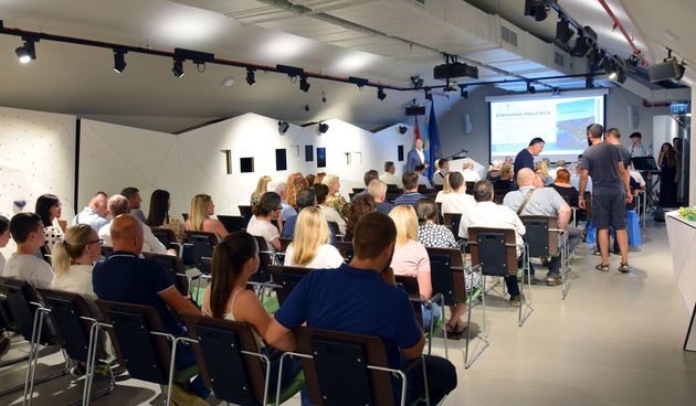 U posjetiteljskom centru “Podzemni grad Paklenice” u Nacionalnom parku Paklenica sinoć je predstavljena monografija Starigrad Paklenica, koja je u izdanju Sveučilišta u Zadru i Općine Starigrad  objavljena četiri godine nakon održavanja znanstvenog skupa