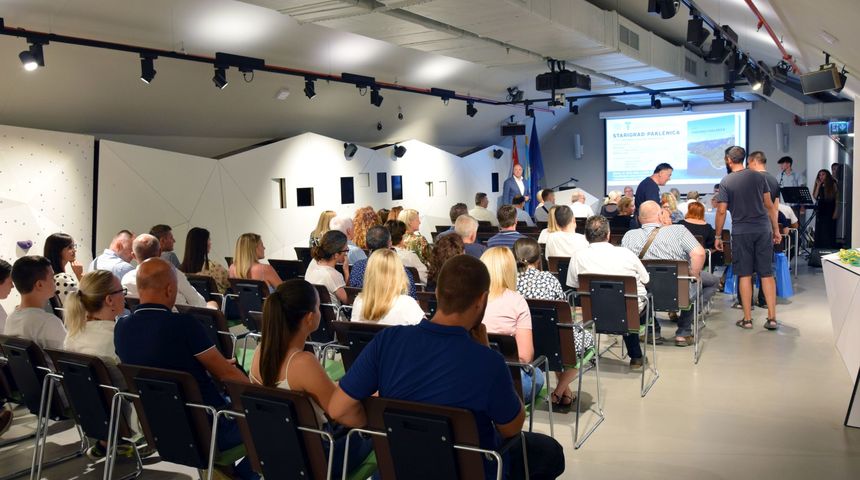 U posjetiteljskom centru “Podzemni grad Paklenice” u Nacionalnom parku Paklenica sinoć je predstavljena monografija Starigrad Paklenica, koja je u izdanju Sveučilišta u Zadru i Općine Starigrad objavljena četiri godine nakon održavanja znanstvenog skupa U posjetiteljskom centru “Podzemni grad Paklenice” u Nacionalnom parku Paklenica sinoć je predstavljena monografija Starigrad Paklenica, koja je u izdanju Sveučilišta u Zadru i Općine Starigrad objavljena četiri godine nakon održavanja znanstvenog skupa