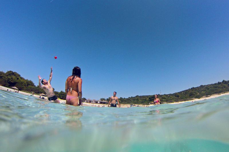 25.07.2013., Dugi otok, Sakarun – Uzduz i poprijeko Dugog otoka u zadarskom arhipelagu u ljetnim danima prepuno je turista, a najomiljenija plaza zasigurno je Sakarun, koja sa nalazi u uvali pokraj mjesta Veli Rat. Pjeskovita plaza sa tirkizno cistim mo