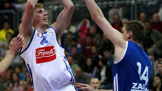 Zagreb, 150512.
KC Drazen Petrovic, Savska cesta.
Prva utakmica polufinala PH za kosarkase Cibona – Zadar.
Na fotografija: Tomas Hampl i Franko Kastropil.
Foto: Ronald Gorsic / CROPIX Zagreb, 150512.
KC Drazen Petrovic, Savska cesta.
Prva utakmica polufinala PH za kosarkase Cibona – Zadar.
Na fotografija: Tomas Hampl i Franko Kastropil.
Foto: Ronald Gorsic / CROPIX