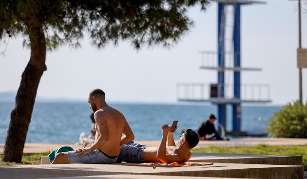 Sunčanje i kupanje na plaži Kolovare