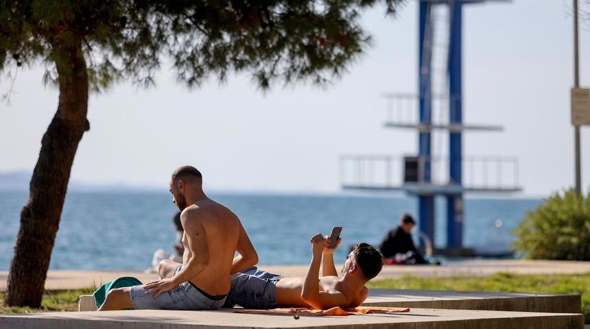 Sunčanje i kupanje na plaži Kolovare Sunčanje i kupanje na plaži Kolovare