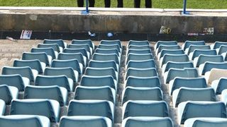 Na stadionu u Stanovima položeni vijenci i zapaljene svijeće za Hrvoja Ćustića Na stadionu u Stanovima položeni vijenci i zapaljene svijeće za Hrvoja Ćustića
