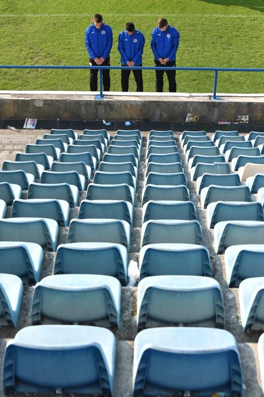 Na stadionu u Stanovima položeni vijenci i zapaljene svijeće za Hrvoja Ćustića Na stadionu u Stanovima položeni vijenci i zapaljene svijeće za Hrvoja Ćustića