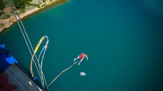 Mario Možnik i njegovi kolege sportaši otvorili su sezonu Bungee Jumpinga sa starog Masleničkom mosta