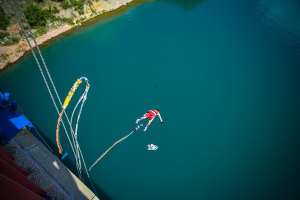 Mario Možnik i njegovi kolege sportaši otvorili su sezonu Bungee Jumpinga sa starog Masleničkom mosta