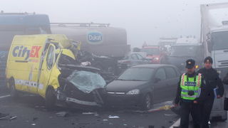 Zagreb, 161111.
Zagrebacka obilaznica, smjer istok, na mostu prije cvora Ivanja Reka, u jutrosnjoj magli oko 7 i 30 sati , sudarilo se dvadesetak automobila, a ozlijedjeno je vise osoba.
Foto: Goran Mehkek / Cropix